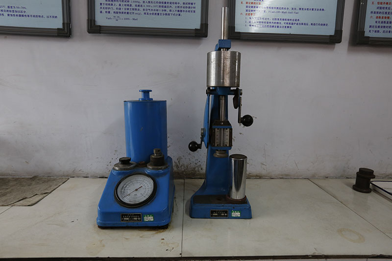 測(cè)定儀和試樣機(jī).jpg